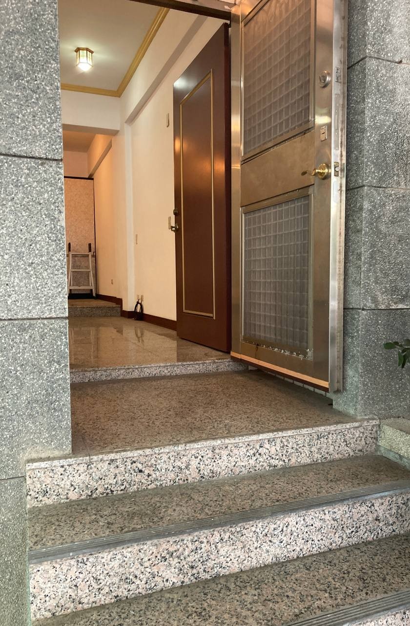改造前：從大門往裡看，最裡面那一階把1樓切成前後兩半