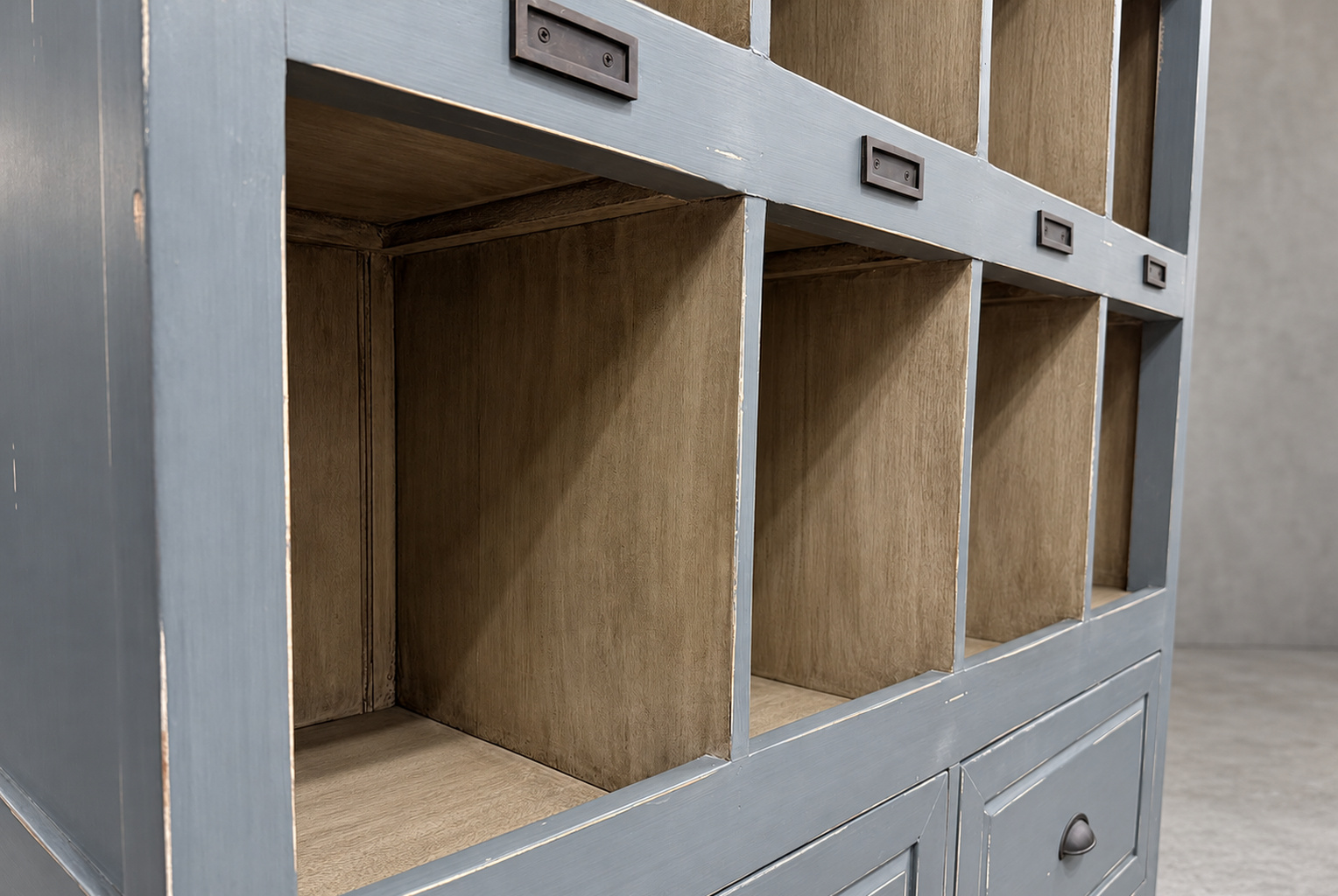 Bramble Hancock Storage Cabinet 展示架開放格內部，淺灰褐原木色與古銅色標籤框
