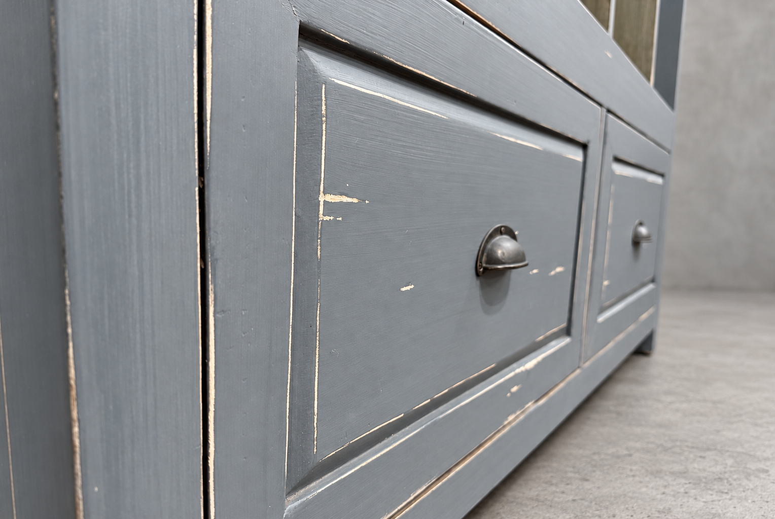 Bramble Hancock Storage Cabinet 展示架抽屜正面與古銅貝殼把手