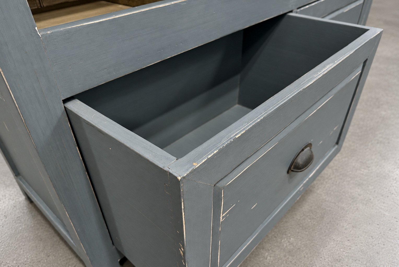 Bramble Hancock Storage Cabinet 展示架抽屜拉開的內部