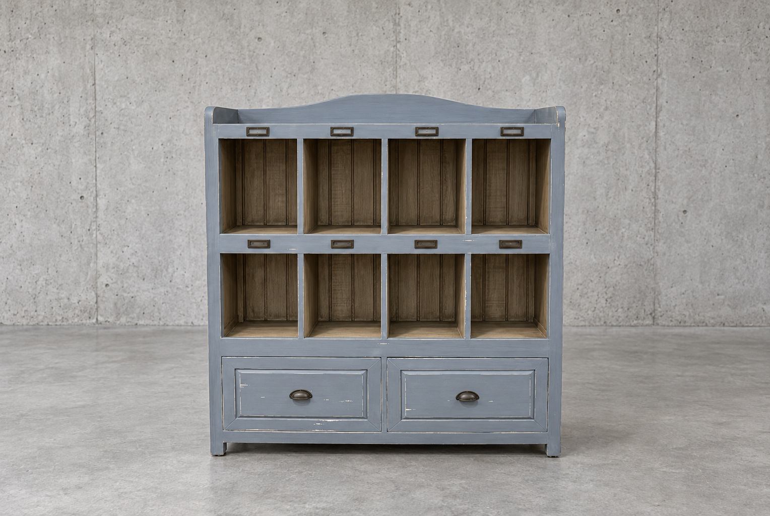 Bramble Hancock Storage Cabinet 展示架正面全身，灰藍色八格開放格與下方兩個抽屜，每格上方有小標籤框