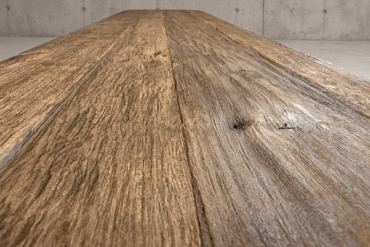 BANDA BENCH 180 長凳 循環柚木長凳凳面特寫：板料拼接與木節