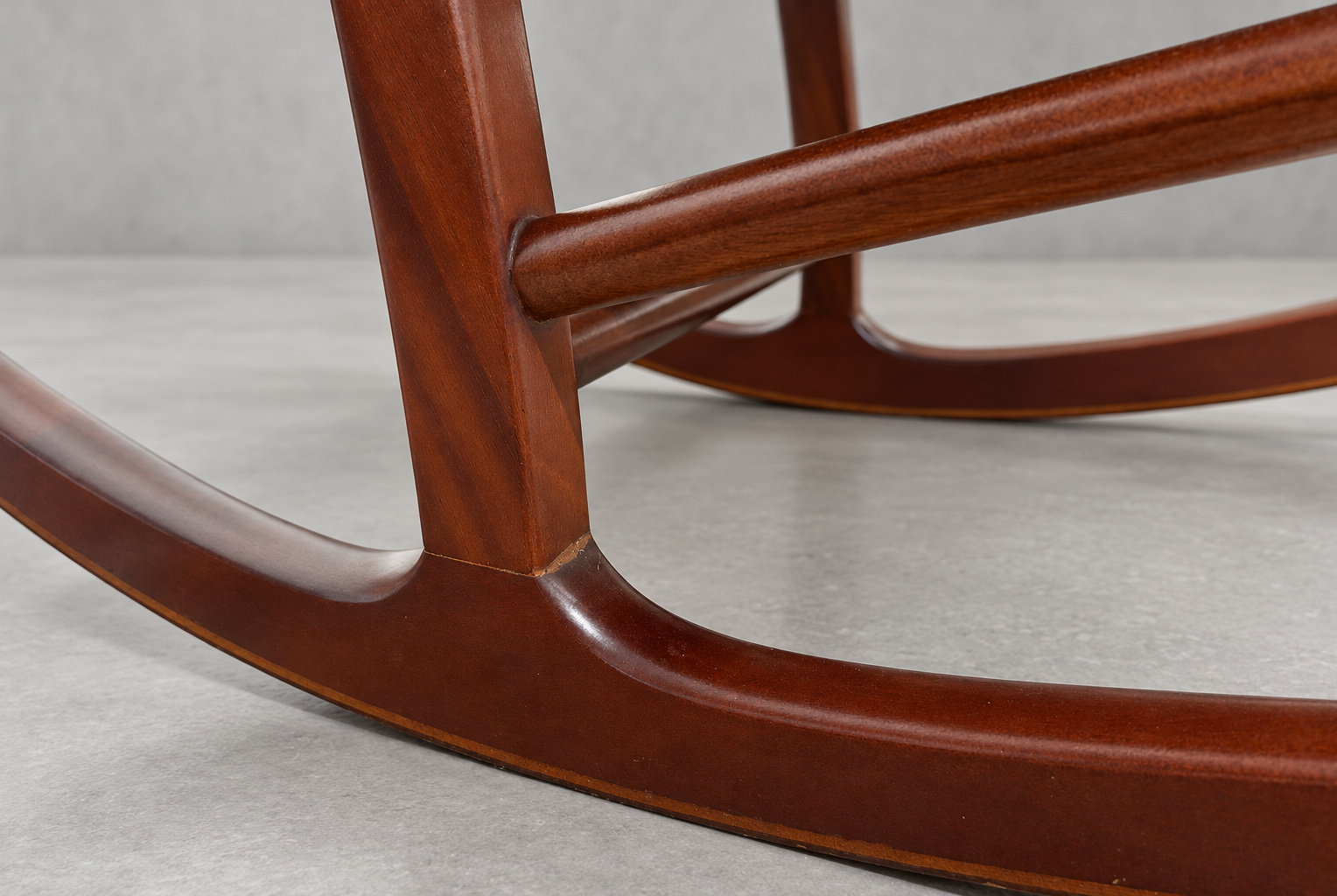 Well Rocking Chair 皮革搖椅搖腳與椅腳接合處特寫