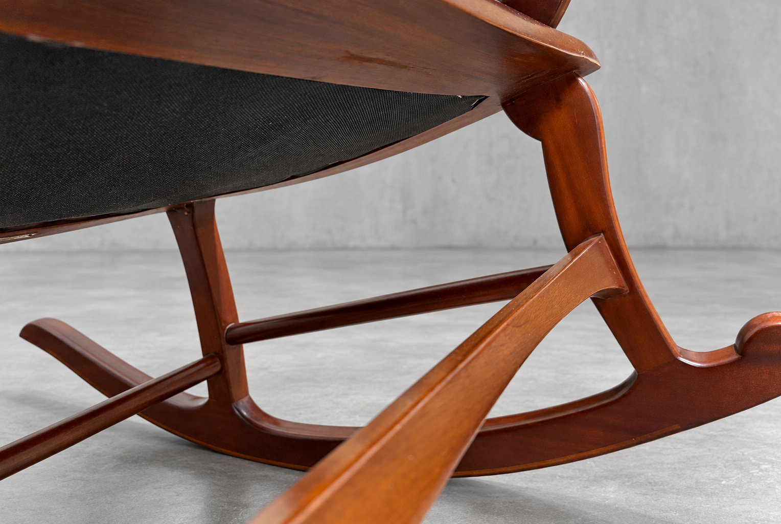 Well Rocking Chair 皮革搖椅搖腳底部特寫，椅座下方與橫撐